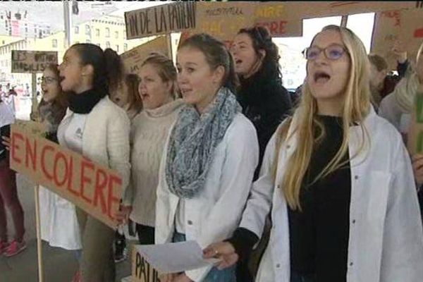 Plusieurs dizaines d'orthophonistes se sont rassemblées sous l'ombriére du Vieux-Port