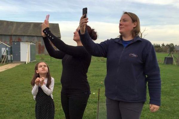 Au hameau de Basse Cour de Le Louroux en Indre-et-Loire, les habitants doivent jouer de leur téléphone portable pour tenter de se connecter. 