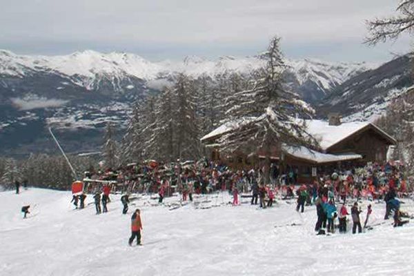 En haut des remontées, les skieurs sont nombreux aux Orres pour cette première semaine de vacances. 