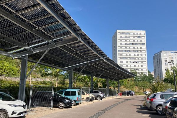 Le parking du centre commercial de la Fontaine d'Ouche, à Dijon, équipé d'ombrières photovoltaïques.