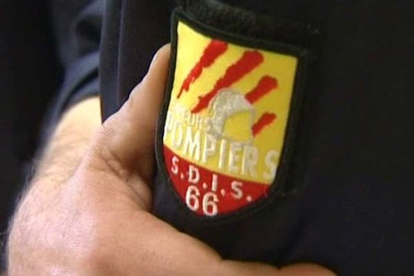 Les pompiers du SDIS 66 interviennent à Perpignan, dans les Pyrénées-Orientales, pour un incendie dans une carrosserie, ce mardi 2 mai 2023.