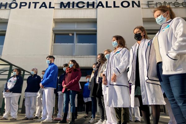 Ce vendredi 14 janvier à 14h30, les soignants d'un hôpital grenoblois se sont réunis pour une minute de silence afin de dénoncer "la mort programmée de l'hôpital public".