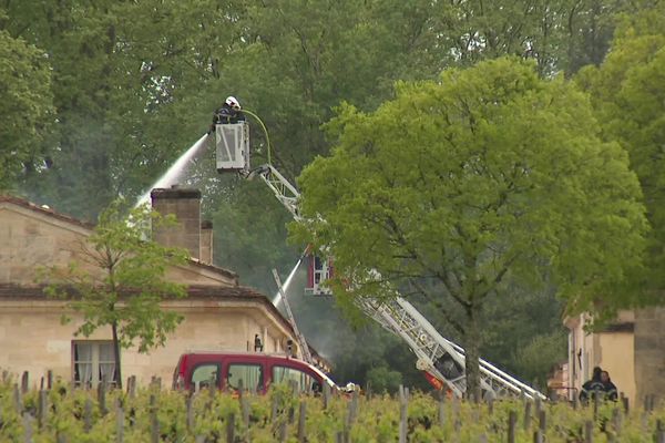 Les pompiers ont maîtrisé le feu qui a ravagé près de la moitié d'une grande dépendance du Châteaux Margaux dans le Médoc.