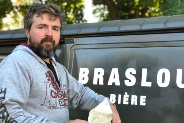 Tommy Barnes, brasseur de bières à Braslou en Indre-et-Loire devant son camion de livraison.