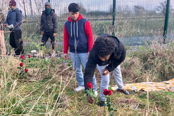 Des exilés déposent des roses à l'endroit où deux kurdes iraniens de 19 et 30 ans ont été abattus samedi 14 décembre, à Loon Plage (Nord).