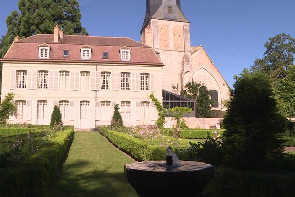 Le collège royal de Thiron-Gardais, au cœur du Perche.