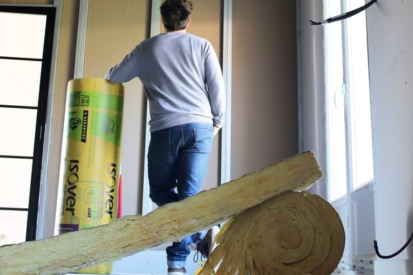 Un propriétaire en pleine rénovation d'un appartement