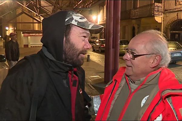 Les équipes de la Croix Rouge apportent leur aide aux sans-abris dans les rues de Foix.