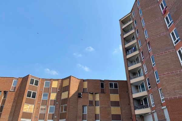 Une partie des appartements de cet immeuble situé dans le quartier de la Bourgogne ont été vidés de leurs occupants puisque le bâtiment va être démoli prochainement. 