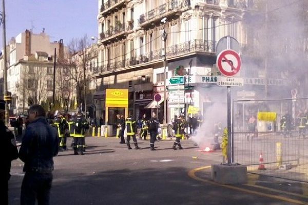 devant la préfecture, mobilisation des sapeurs pompiers du grand Sud à l'appel de la fédération autonome