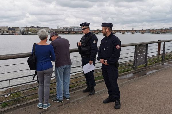 Les forces de l'ordre contrôlent les passants sur les quais de Bordeaux après le début du "confinement"