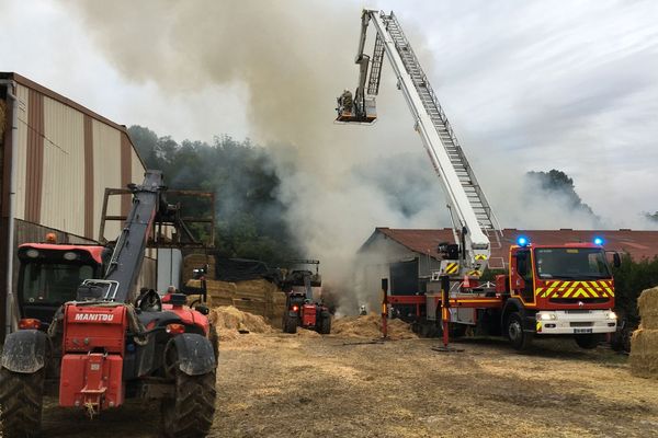 Les pompiers ont été épaulés par les exploitants agricoles voisins qui ont dégagé le fourrage à l'aide de chariots télescopiques