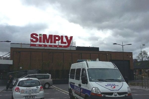 Le Simply Market de Lesquin est resté ouvert sans personnel ce mardi 14 juillet après-midi