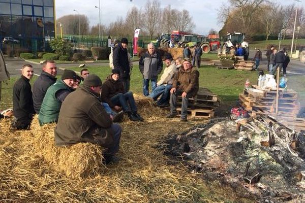 Des agriculteurs bloquant une plateforme LIDL à Lillers (Pas-de-Calais)