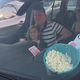 Le pop corn était de sortie dans les voitures qui ont assisté au cinéma drive-in sur le parking d'un supermarché de Bain-de-Bretagne, vendredi 13 septembre.