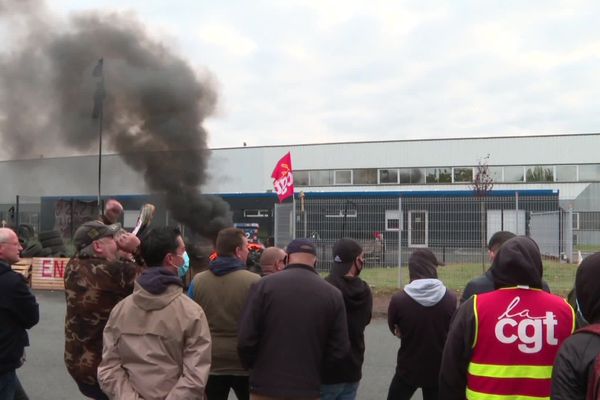 Près de 200 salariés de Mecafi étaient mobilisés aujourd'hui devant le siège social de l'usine à Châtellerault.