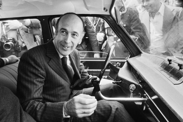 Valéry Giscard d'Estaing en 1974, après avoir voté au second tour des élections présidentielles.