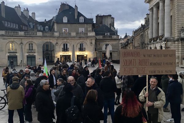 Une cinquantaine de personnes se sont rassemblés place de la Libération à Dijon en soutient à l'Ukraine.