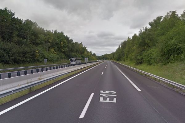 Le feu a pris dans le moteur du bus qui roulait sur l'autoroute.