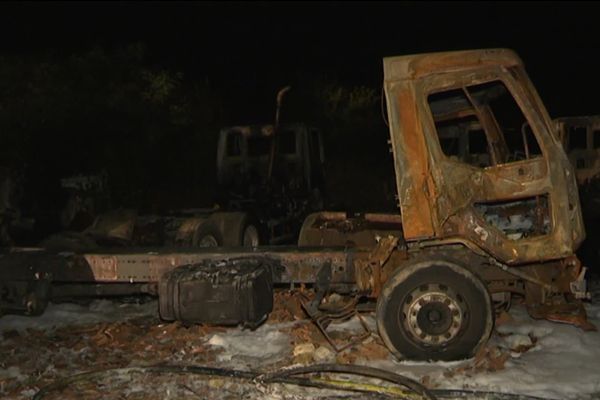 Une trentaine de camions ont été touchés par le feu