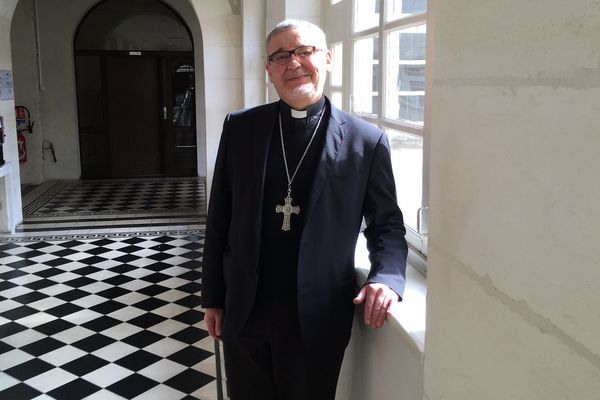  Mgr Georges Coulomb, évêque de La Rochelle.