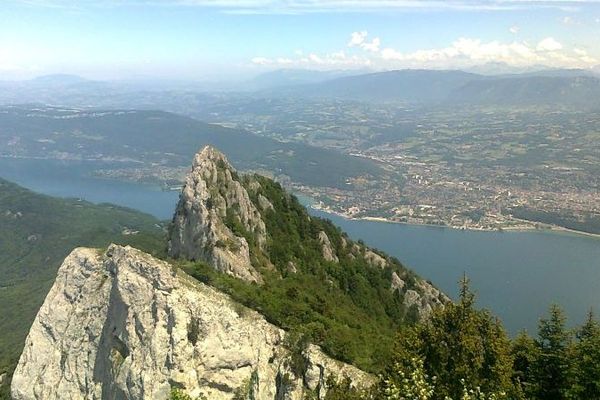 La dent du chat au-dessus du lac du Bourget