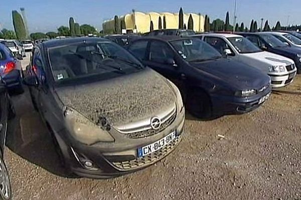 Montpellier - des centaines de voitures épaves stockées sur le parking du Zénith avant destruction - octobre 2014.