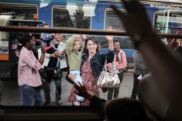 Des parents saluent leurs enfants qui partent en colonie de vacances en Isère, le 13 juillet 2008 à Paris.