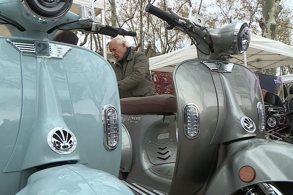 Des scooters électriques au design soigné au salon des mobilités électriques de Montpellier.