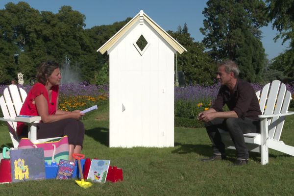 Caryl Férey invité de la Cabine de Pages dans le parc du Thabor à Rennes