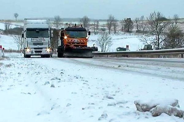 Chasse neige en action en Lozère vers le Col de la Pierre Plantée - 8 novembre 2016.