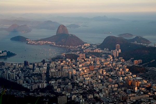 Le bateau du navigateur Lionel Lemonchois doit être remorqué dans l'après-midi en bais de Rio de Janeiro au Brésil