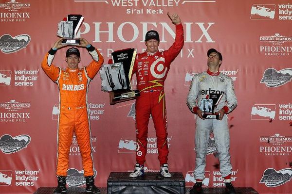 Simon Pagenaud (en orange) termine deuxième du Grand Prix d'Indy Car de Phoenix.