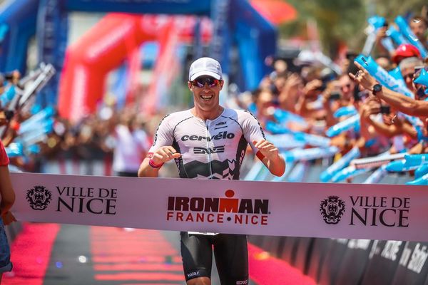 Le triathlète d'Afrique du Sud James Cunnama à l'arrivée de l'Ironman de Nice ce dimanche 30 juin. 