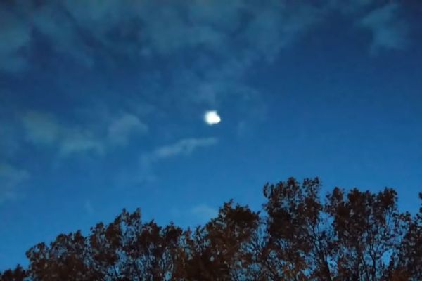 Cette sphère lumineuse qui a traversé le ciel isérois lundi soir a beaucoup fait parler d'elle sur les réseaux sociaux.