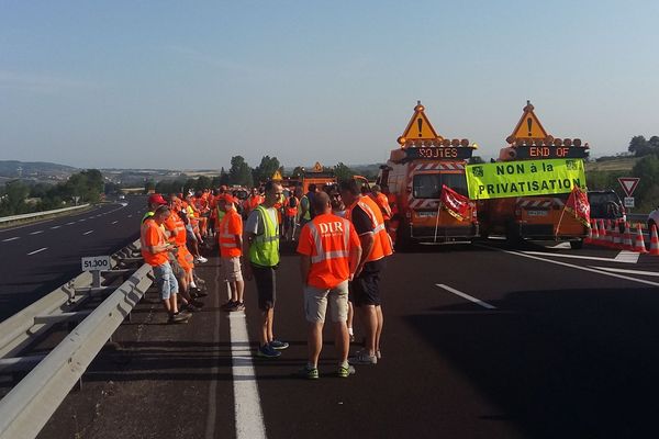 Les agents de la Direction Interdépartementale des Routes du Massif Central ont coupé l’A75 dans les deux sens,à hauteur de Brioude (Haute-Loire) pour alerter les usagers sur l’avenir du réseau routier.
