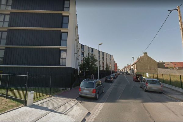 Le corps a été trouvé rue Descartes, à Calais. 