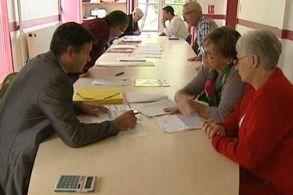 Les permanences organisées par la ville de Romagnat (63) rencontrent un grand succès, notamment auprès des retraités qui ne peuvent plus payer leurs mutuelles. 150 personnes ont signé un nouveau contrat avec la complémentaire santé dont les tarifs ont été négociés par la mairie.