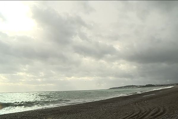 Ciel nuageux avec des averses en vue.