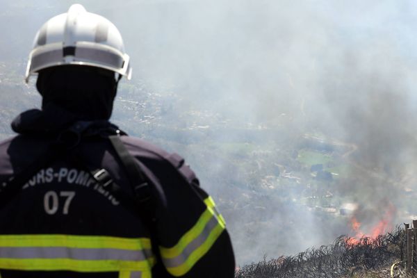 L'incendie a nécessité l'évacuation de 190 personnes, selon le dernier communiqué de la préfecture du Gard, publié mardi à 23 h 30