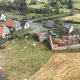 Grange détruite et toitures endommagées dans le village de Sarroux.