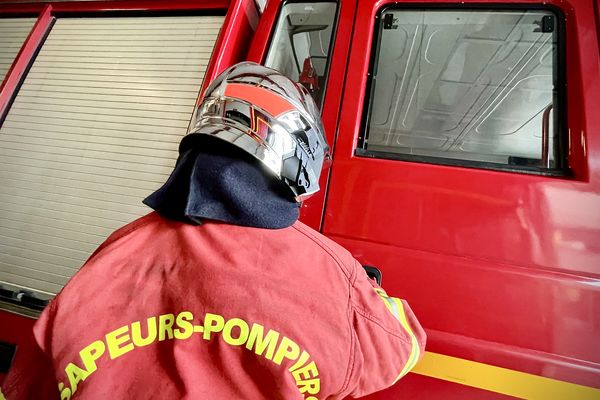 Les pompiers sont toujours en intervention pour un violent incendie qui s'est déclaré dans une maison individuelle, vers 6 h 30, ce samedi 4 janvier 2025, dans la rue de Pont-Grange, à Saint-Angel (Corrèze), près d'Ussel.