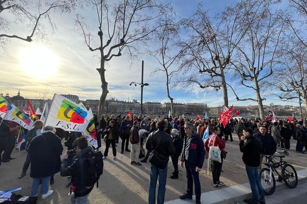 Dès 17h le 16 mars 2023, les manifestants se sont rassemblés à Lyon devant la préfecture.