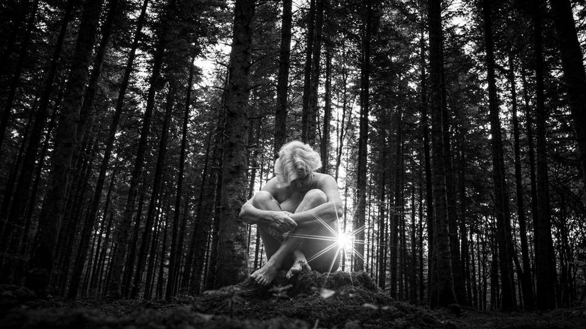 INSOLITE. À 75 ans, elle pose nue au fond de la forêt : les surprenants  clichés de ce photographe dans le Jura