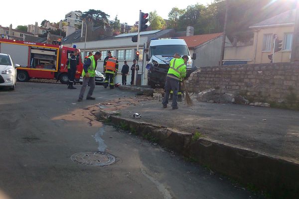 Accident avec un fourgon de police boulevard du Pont Achard à Poitiers.