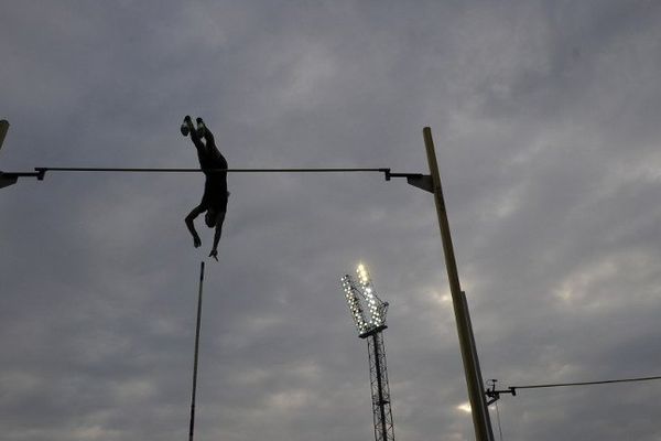 Renaud Lavillenie, le 27 juin 2013, lors du meeting IAAF d'Ostrava (République Tchèque). Le Clermontois a remporté le concours de saut à la perche en franchissant une barre à 5,92m. 