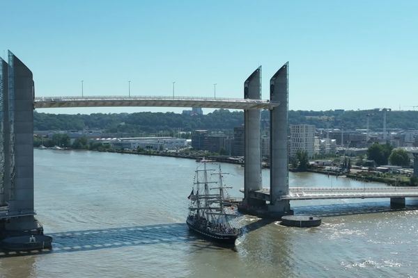 Le pont Chaban Delmas s'est levé pour accueillir les quatre voiliers, la veille du festival Bordeaux fête le vin.