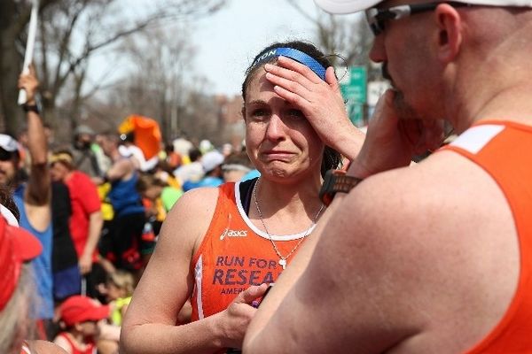 Une coureuse du marathon de Boston en état de choc juste après les deux explosions survenues sur la ligne d'arrivée