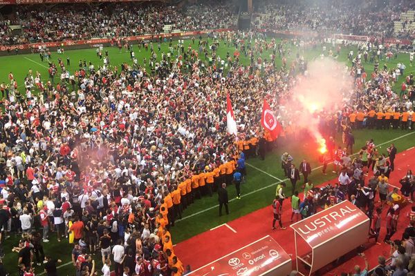 Les supporters rémois avaient spontanément envahi le terrain après le coup de sifflet final.