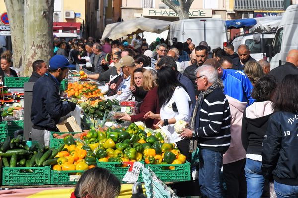 Le marché de la Place Cassanyes dans le quartier Sain-Jacques à Perpignan.